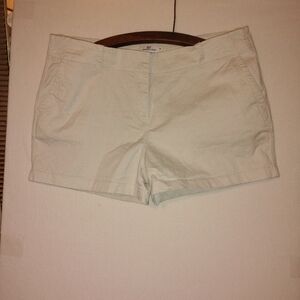 Vineyard Vines Women's Cream Shorts